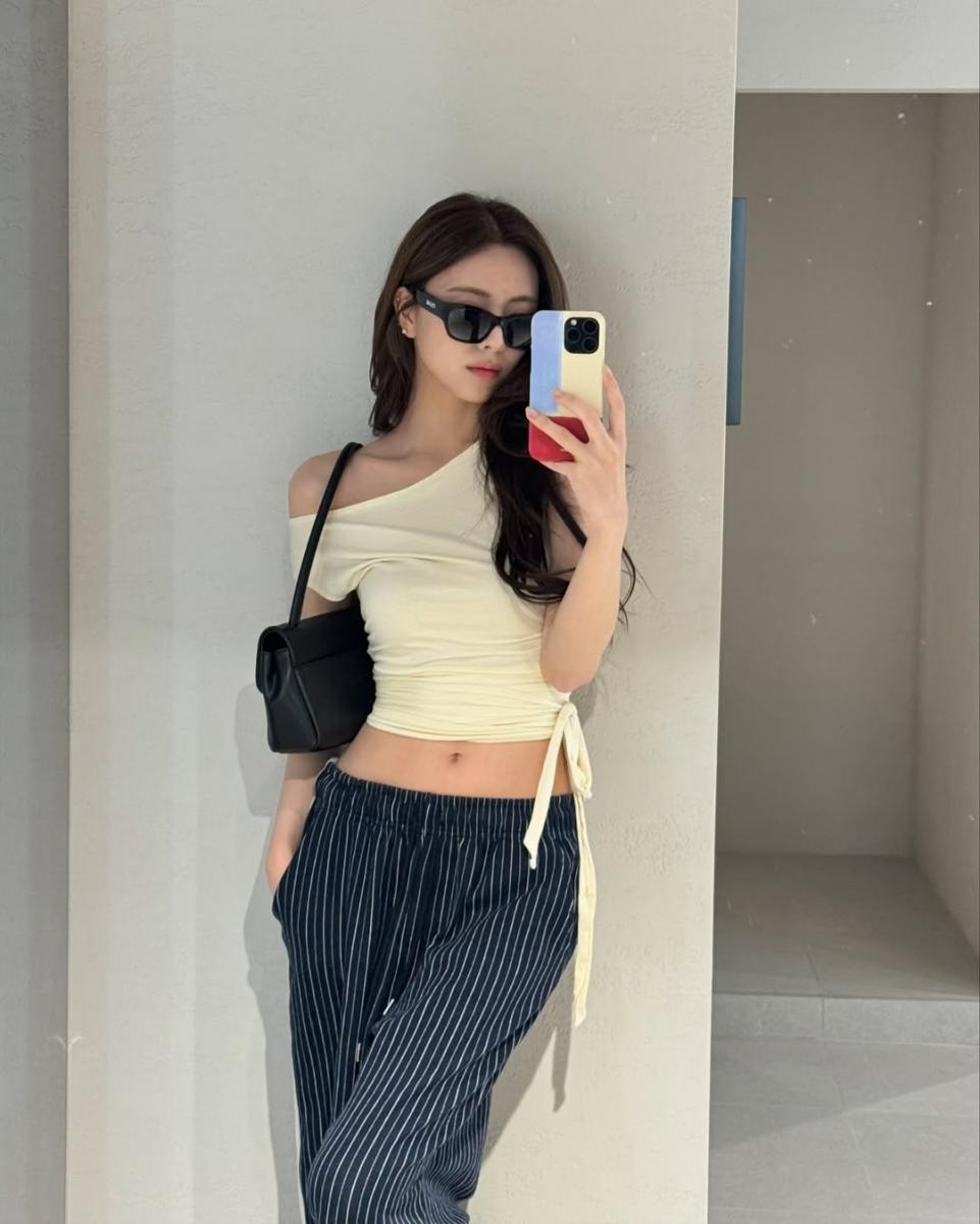 除了設計師品牌及精品外，申有娜過去亦曾以平價包款 Charles&Keith 做穿搭