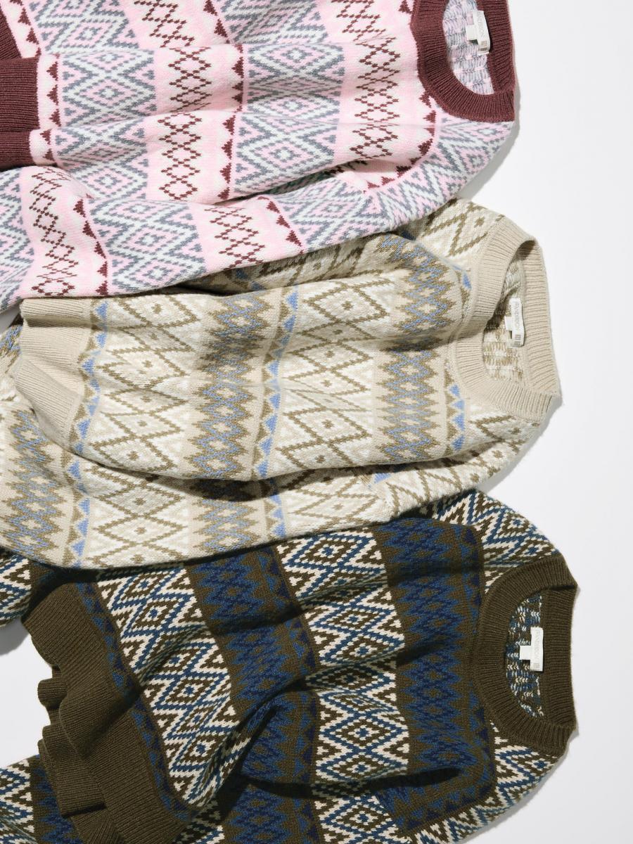 提供三個配色：粉色圖紋、米白圖紋、橄欖綠圖紋，這些配色在秋冬中有著意想不到的調和力，粉色柔和、米白中性、橄欖綠則較為沉穩。這件針織衫最迷人的地方在於它的「圖樣情緒」，在低調中保有視覺亮點，是秋冬層次搭配中的溫柔焦點。