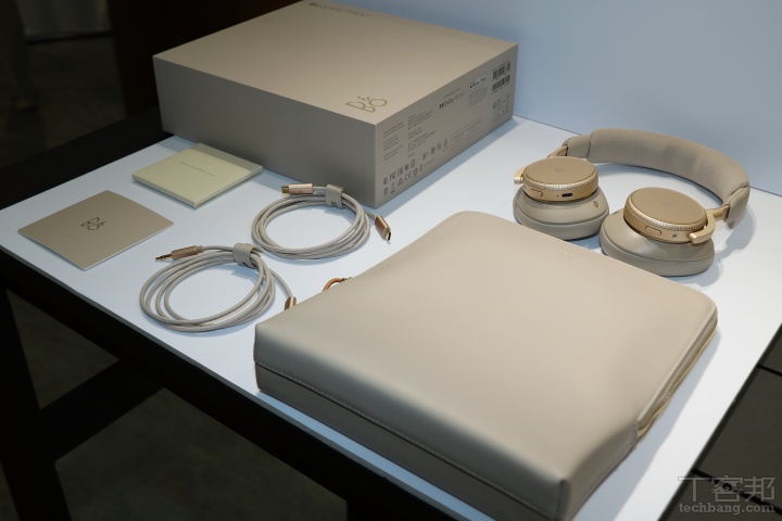 這次 Beoplay H100 內容物與包裝一覽，內附與耳機機身同色系的 Type-C 充電線和 USB-C 轉 3.5mm 的線材，代表 Beoplay H100 除了支援藍牙無線聽歌之外，也可以透過有線聆聽無損音樂。