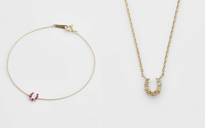 （圖／agete 10K 馬蹄紅寶手鍊、agete 18K 馬蹄鑽石項鍊）