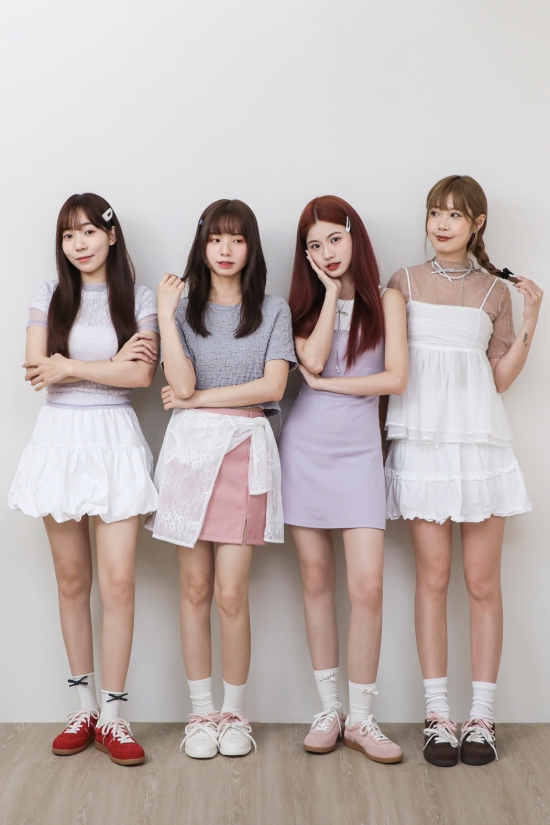 多色德訓鞋團體穿搭靈感推薦，紅色、白色與黑色鞋款打造青春活力感D+AF小編穿搭