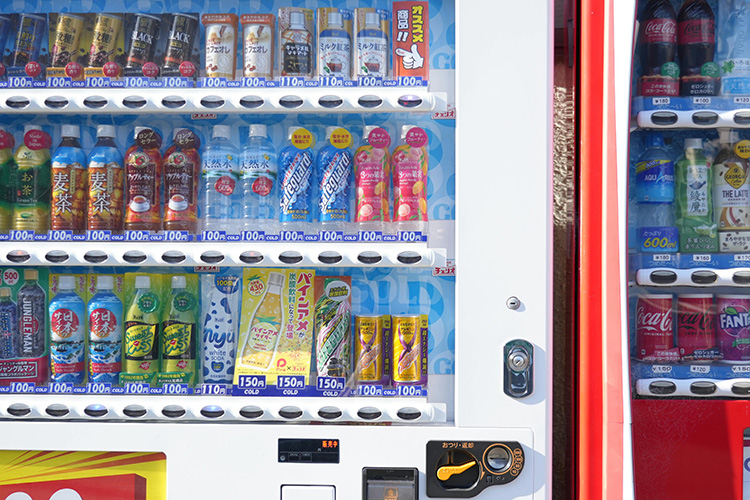 許多在販賣機販售看似無害、甚至打著健康旗號的飲品，其實是隱藏版「糖炸彈」。