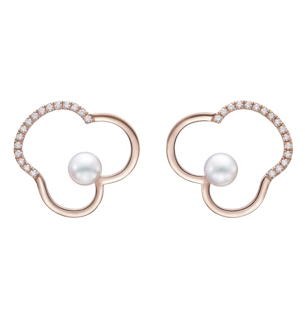 以TASAKI獨有的18K櫻花金勾勒出靈動的花瓣輪廓，半圈璀璨鑲鑽，與中心靜謐的阿古屋珍珠呼應，展現出溫柔且極具層次的美感。鏤空的線條設計，賦予珠寶輕盈的律動感，不僅能完美修飾臉部線條，那份優雅大氣的視覺存在感，更是母親節贈禮的理想之選。（商品價格約：NTD 250,000）