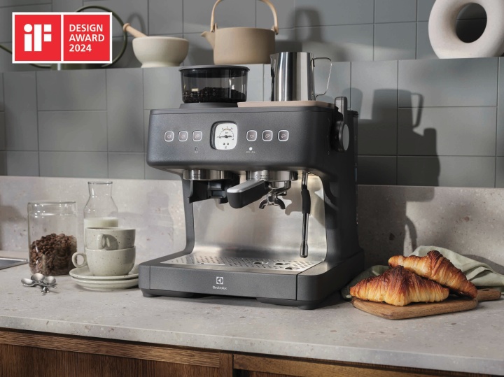 伊萊克斯在台上市極致美味 700 系列家電，半自動義式咖啡機、果汁機、氣炸鍋和手持掛燙機一次登場