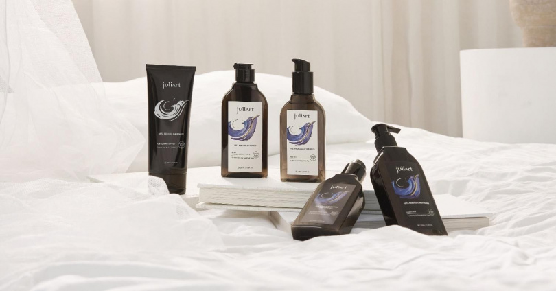 juliArt覺亞洸影重生洗髮精220ml / 780元、洸影重生潤髮乳220ml / 780元、juliArt覺亞洸影重生修護髮膜150ml / 1,200元、洸影重生魔髮精靈150ml / 1,800元、洸影重生精萃髮油150ml / 1,880元。（圖／品牌提供）