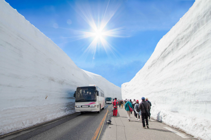勞動節出遊不可錯過期間限定的「立山黑部-雪壁傳奇」，可見令人嘆為觀止的20米高巨大雪牆。