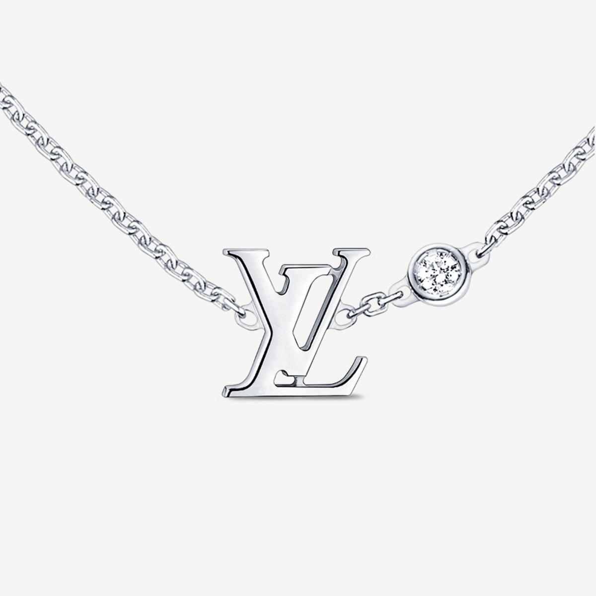 LV Initials 是時尚界最具力量的符號之一，而 Idylle Blossom 系列則把這份精神轉化為柔和、簡潔的日常珠寶。18K白金的 LV 字母線條俐落，旁邊點綴一顆約0.03克拉的鑽石，如同在個性之間加入一抹溫度，使整體不至於過度中性。佩戴起來有種自由而率性的氣息，像是踏入新城市時的第一步，輕盈但充滿期待。這條項鍊特別適合擁有自己節奏的女生，她們善於在生活中創造小歡樂，而 LV 這顆小鑽，就像她們胸前的亮點訊號。