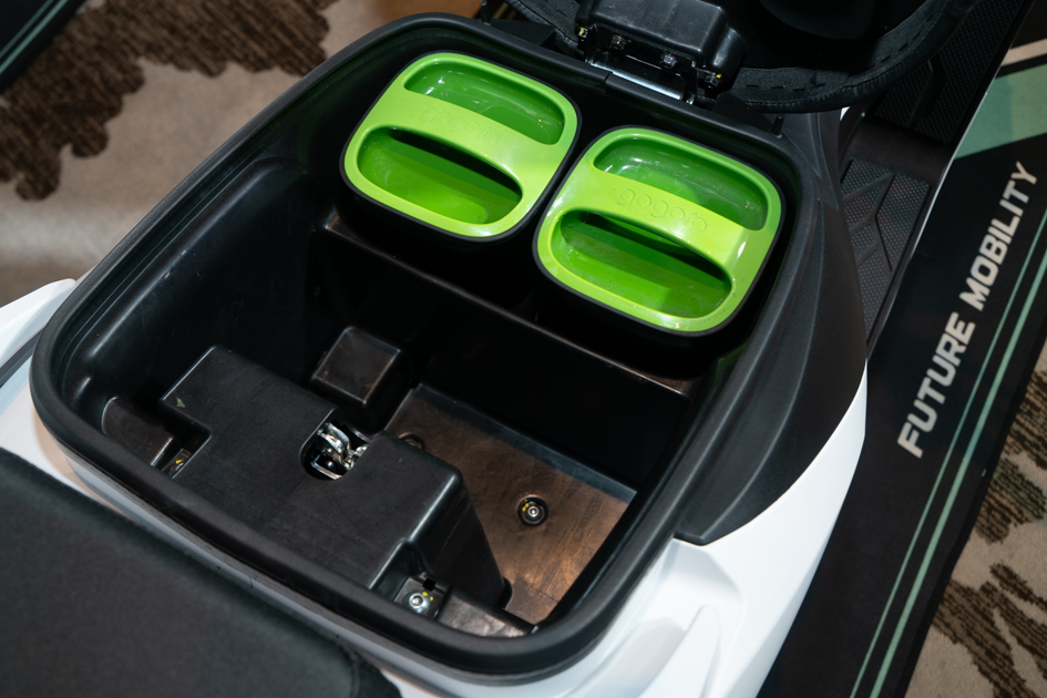 配備兩顆 Gogoro 電池，車廂稍嫌狹窄