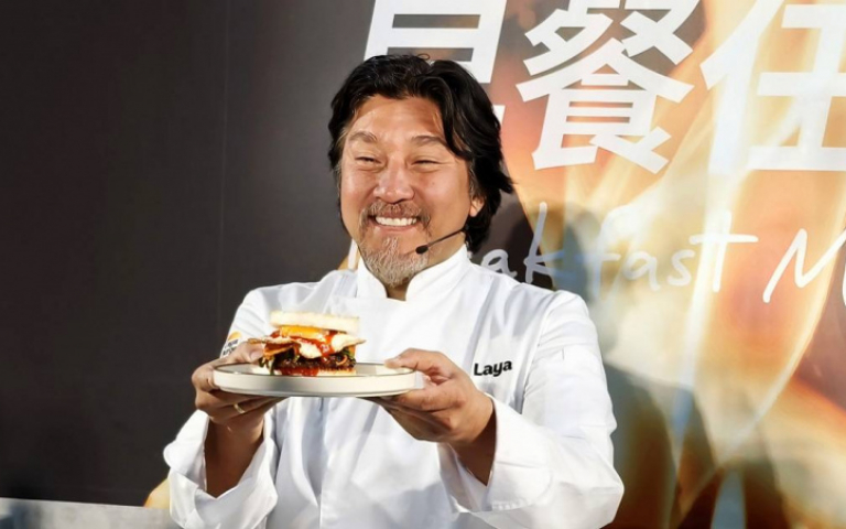 連鎖早餐店重磅聯名！《黑白大廚》愛德華·李把石鍋拌飯變米堡　APP下單滿額再抽美國來回機票