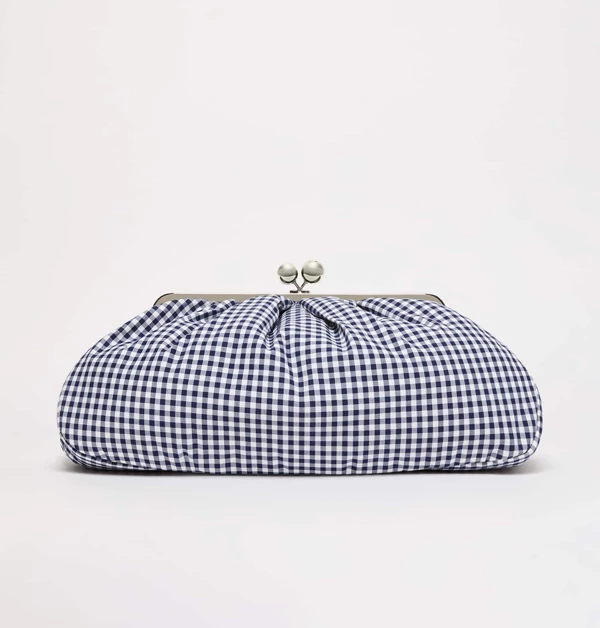 採用柔軟的棉質布料，並印有經典的藍白微型格紋圖案，營造出清新的田園休閒風。手袋延續了該系列的經典設計，呈現如雲朵般柔軟的褶皺輪廓，為原本簡約的格紋圖案增添了溫柔的層次感。頂部金屬框架上，別緻的銀色雙球形口金扣環不僅方便開合，更成為視覺上的亮點，將復古工藝與現代極簡主義完美融合。（商品價格約：NTD 12,900）