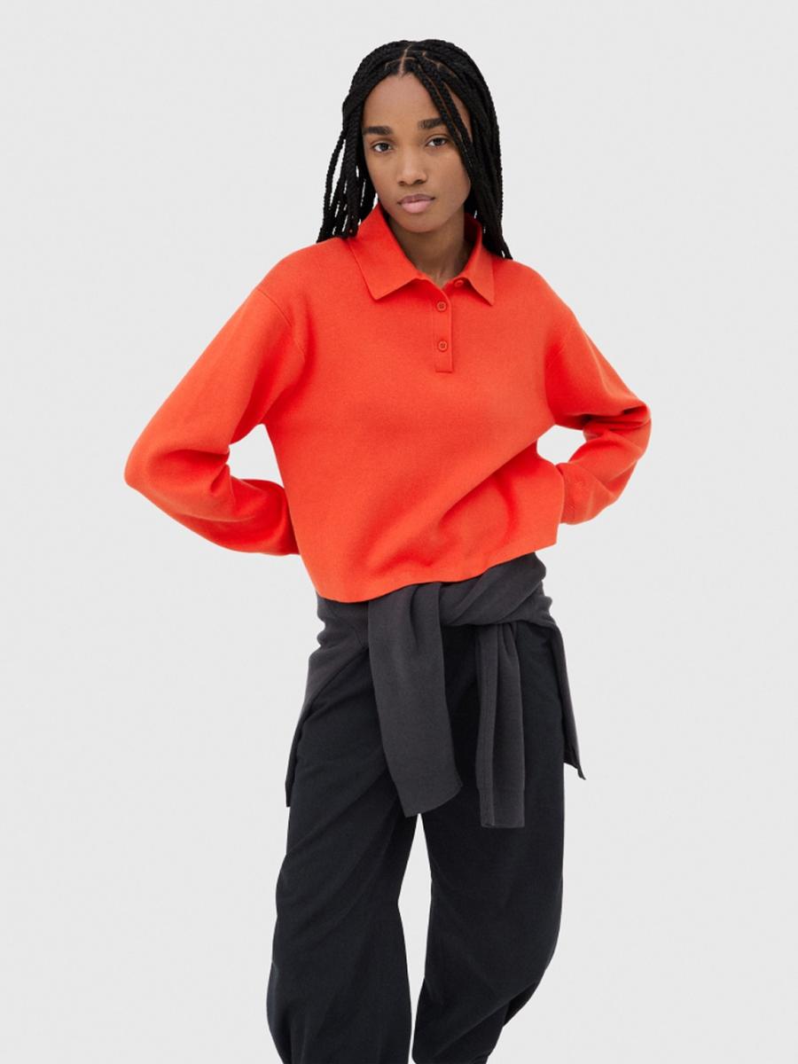 這次 Uniqlo × JW Anderson 2025秋冬聯名系列，兼顧了設計感與實穿性。由現任 Dior 創意總監的 Jonathan Anderson 全權操刀，在平價時尚中注入高端設計語彙，為消費者開啟一條親近「大師設計」的捷徑。