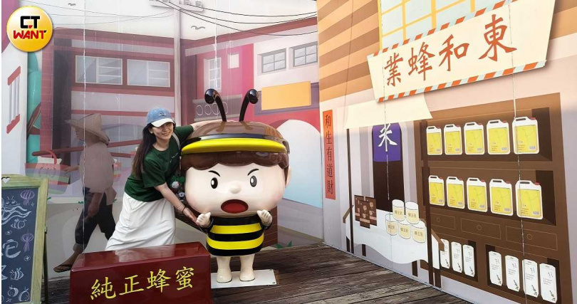 東和蜂文化觀光工廠有以蜜蜂元素設計的可愛打卡點。（圖／魏妤靜攝）