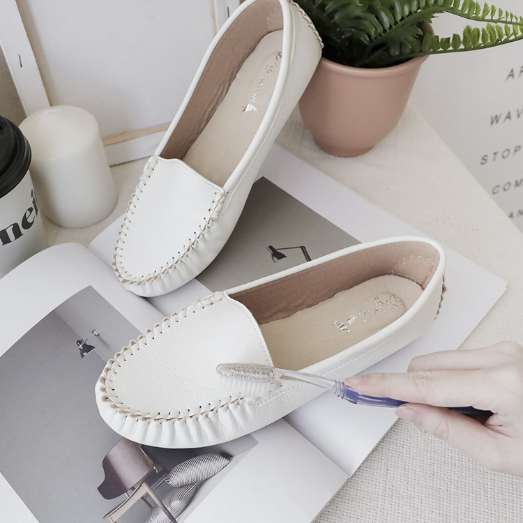 小白鞋清洗後，放在陰涼處陰乾，避免陽光曝曬-牙刷清潔協 塞報紙 MIT素面莫卡辛豆豆鞋