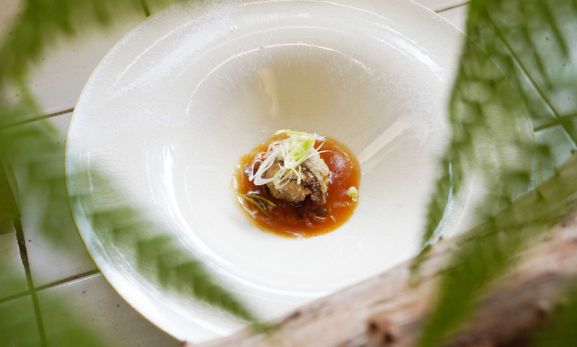 「五福臨門」將台灣古早味宴客菜「五柳枝魚」再變化。（圖／魏妤靜攝）