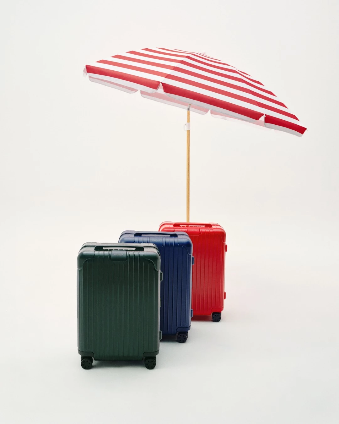 聚碳酸酯材質耐衝擊，但對高溫環境相對敏感。若長時間置於陽光直射的車廂內、陽台或高溫儲藏空間，外殼可能因熱膨脹而產生輕微變形或加速老化。雖然短時間曝曬通常不會立即損壞，但反覆高溫循環會影響材質穩定性。