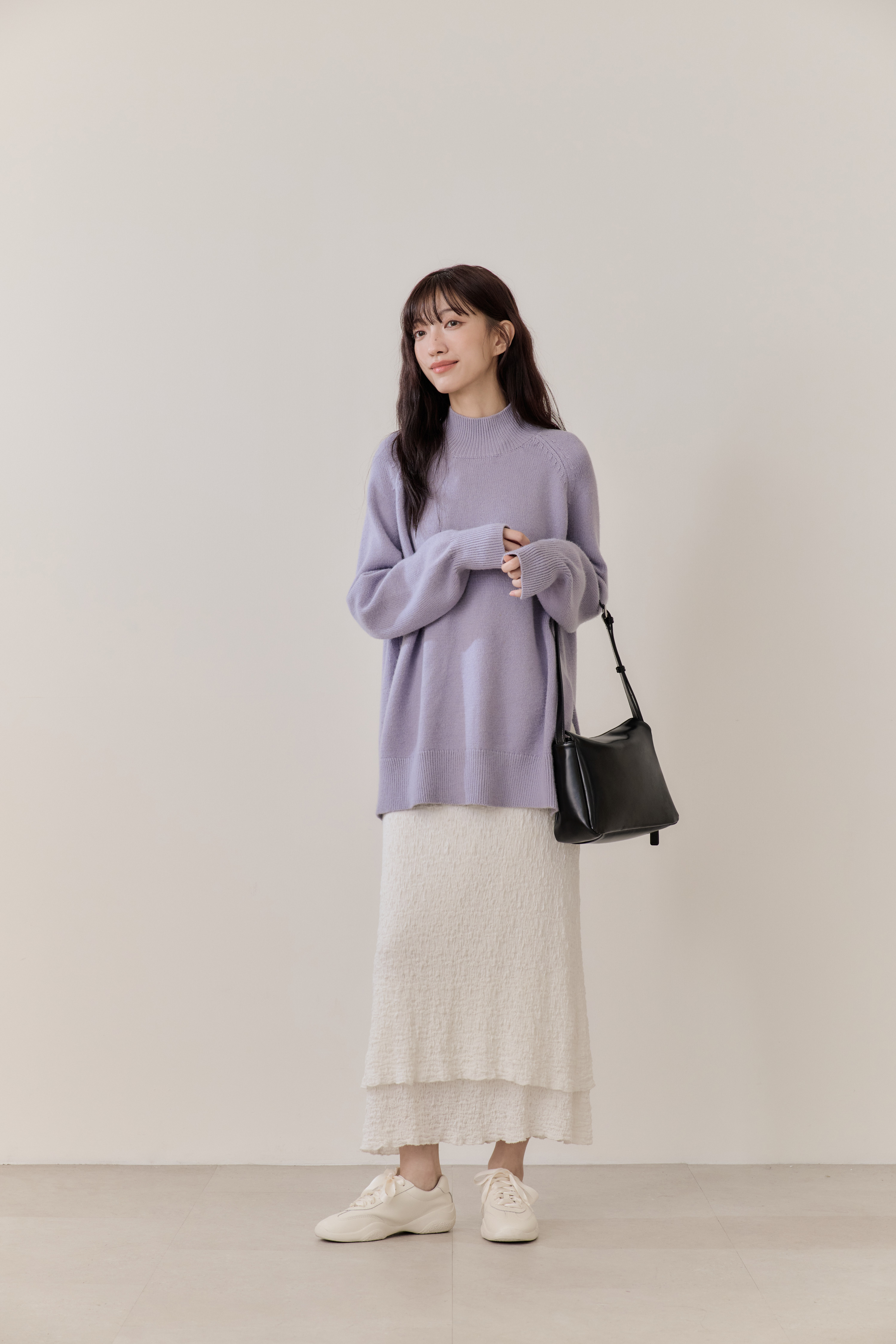 D+AF 真皮機能小白鞋搭配白色長裙與薰衣草紫針織衫，溫柔系日常穿搭推薦