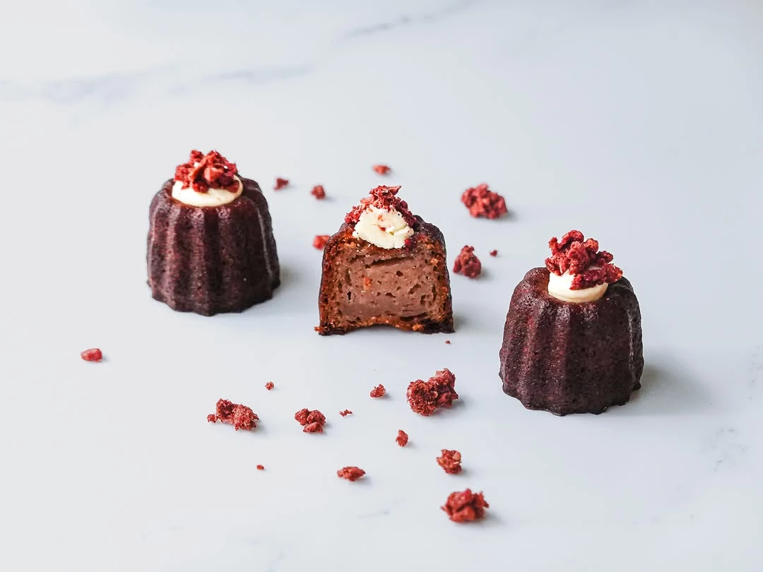 Chu 初麵包以歐式麵包為主，可頌、可麗露、水果塔、費南雪等是招牌，細節講究卻不張揚，已成為松菸周邊低調而療癒的甜點店