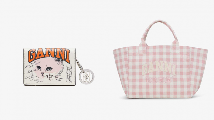 GANNI小貓簽名翻蓋卡片夾-白鷺／5,800元；GANNI印花大型手提袋-淡藕色／8,800元（圖／品牌提供）