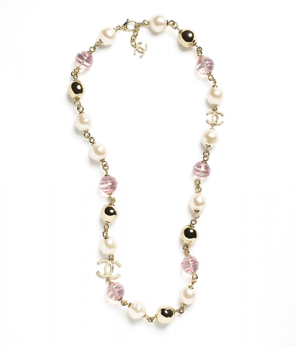 這條項鍊同樣以彩色珠飾為焦點，不同於前述的紅色款式，這款項鍊以粉色為搭配，整體像是糖果般可愛的色彩，能為搭配增添幾分少女心。