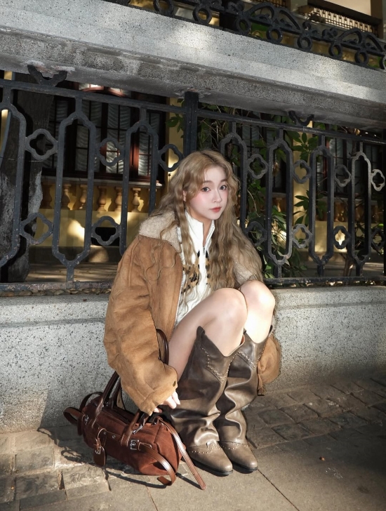 D+AF 隱形遮肉褲管長靴穿搭推薦 星光鉚釘V口復古西部褲管靴摩卡棕 圖片來源：@yellowpurple_green