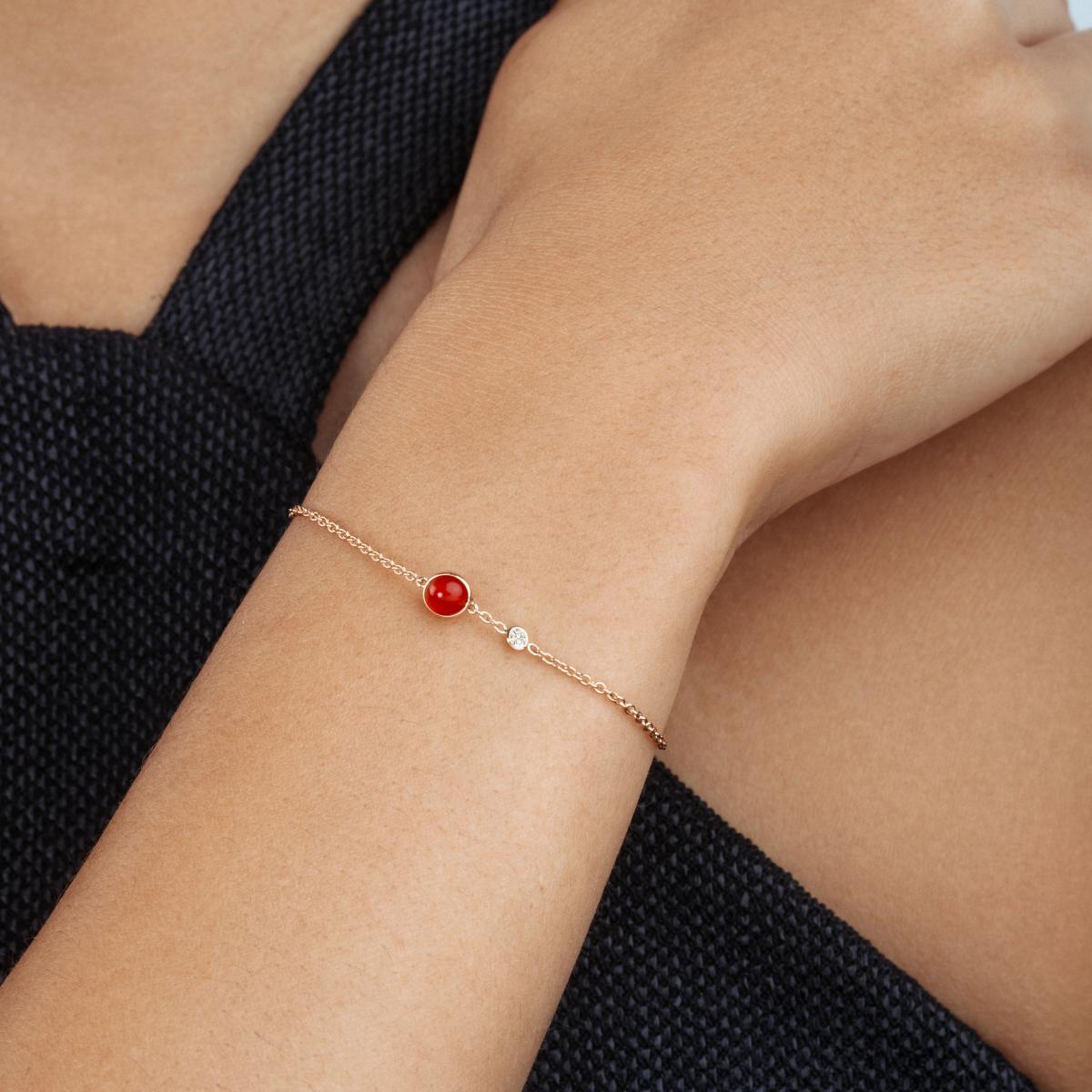 紅玉髓以其溫潤卻充滿力量的紅色調，成為眾多精品珠寶品牌共同青睞的材質。每一款手鍊都將紅玉髓的獨特能量轉化為不同的設計語言。