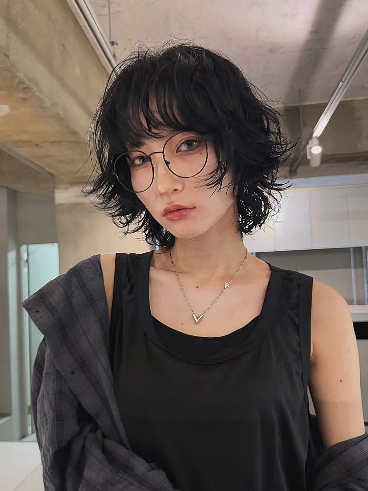 層次剪髮型推薦16：微捲耳下短髮