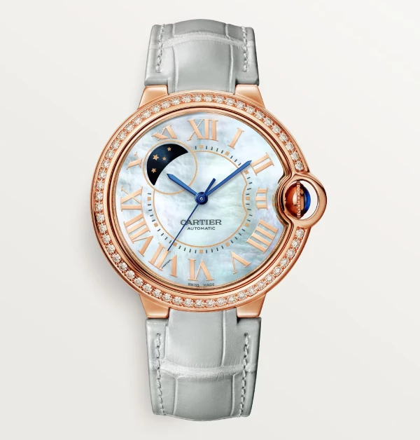 鑲嵌著一圈璀璨鑽石的玫瑰金錶殼，完美包覆著閃耀虹彩光澤的珍珠母貝面盤。最吸引目光的，莫過於10點鐘位置那扇細緻的月相顯示窗，金色的月亮與星辰隨時間推移，在深藍夜色中徐徐升起，彷彿將整個銀河的浪漫都濃縮在方寸之間。搭配質感獨特的淺灰色鱷魚皮錶帶，不僅中和了玫瑰金與鑽石的高調，更帶出一種帶有冷調的優雅層次。（商品價格約：NTD 940,000）