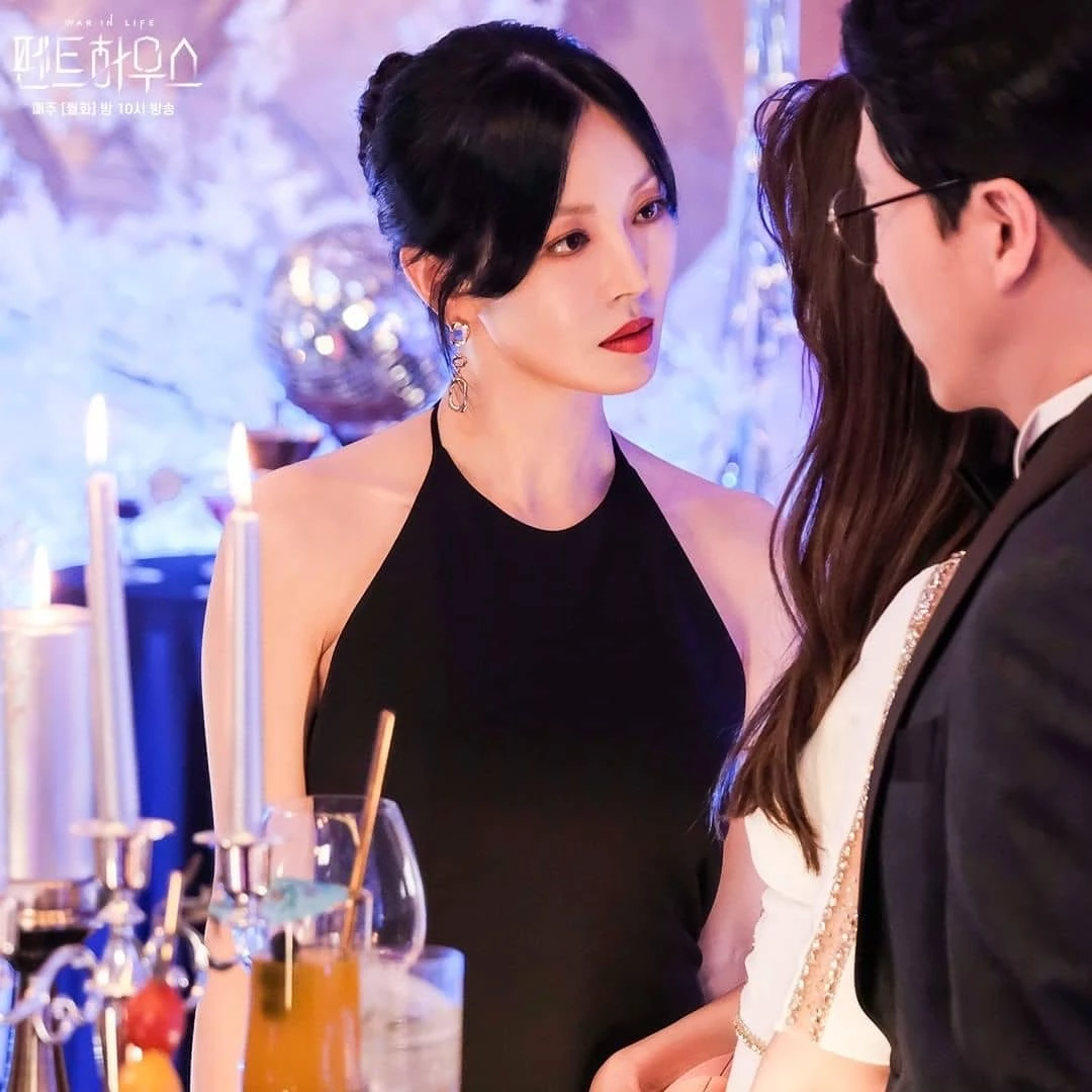 集結李智雅、金素妍、柳真、嚴基俊、尹鐘焄、朴殷碩...等實力派演員的《上流戰爭》，故事設定在一個頂級豪宅社區中，看這些上流社會的人們為了財富、名聲、子女升學與階級位置，幾乎可以做出任何瘋狂選擇，從婚姻外遇、背叛、身分秘密到復仇、死亡反轉，所有八點檔的瘋狂元素一樣都沒少。