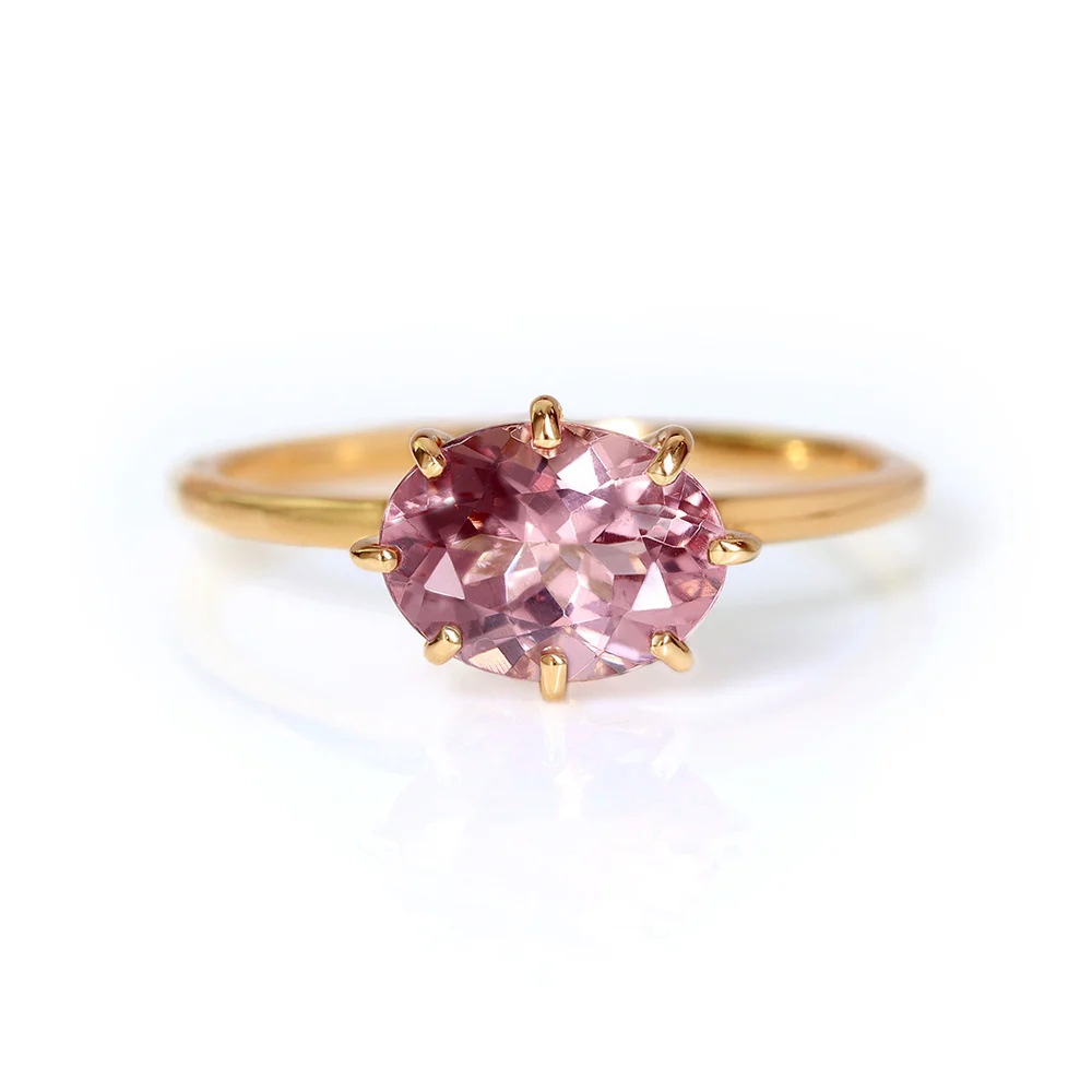 磷灰石大多以藍色聞名，但其中也有稀少的紅色品種。紅色磷灰石的色澤帶著橙紅或粉紅調，晶體清澈卻相對脆弱，因此更適合收藏或點綴設計。