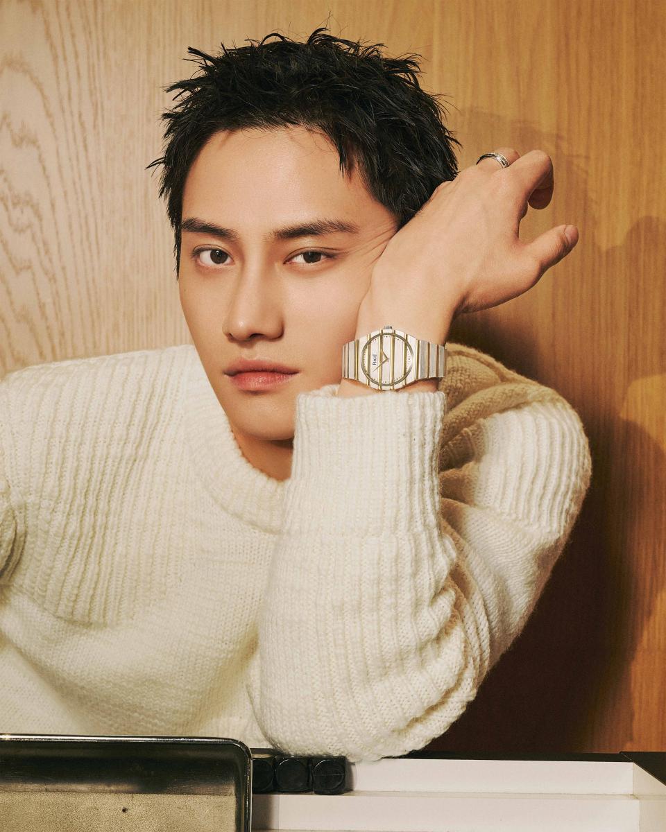 38毫米的錶徑設定，為 Polo 79 定調出清楚而成熟的性格。它並不急於吸引目光，也不刻意放大存在感，而是回到比例與佩戴感本身，讓腕錶自然貼合手腕。一體式鍊帶順勢延伸視覺線條，柔化錶頭輪廓，使整體造型更顯平衡，也讓不同手腕條件都能輕鬆駕馭。這樣的中性設計，讓風格回到佩戴者自身。作為 Piaget 風格大使，范少勳的詮釋正好點出這只腕錶的核心精神，不預設角色、不限定風格，無論男女，都能自在成立。同樣地，台北101董事長賈永婕，亦是在近日的 Polo 79 巡展首站佩戴這款腕錶現身，與一身俐落的煙燻栗色套裝並行，讓高級腕錶的價值不只停留在展示層面，而是真正落實於日常穿著之中。