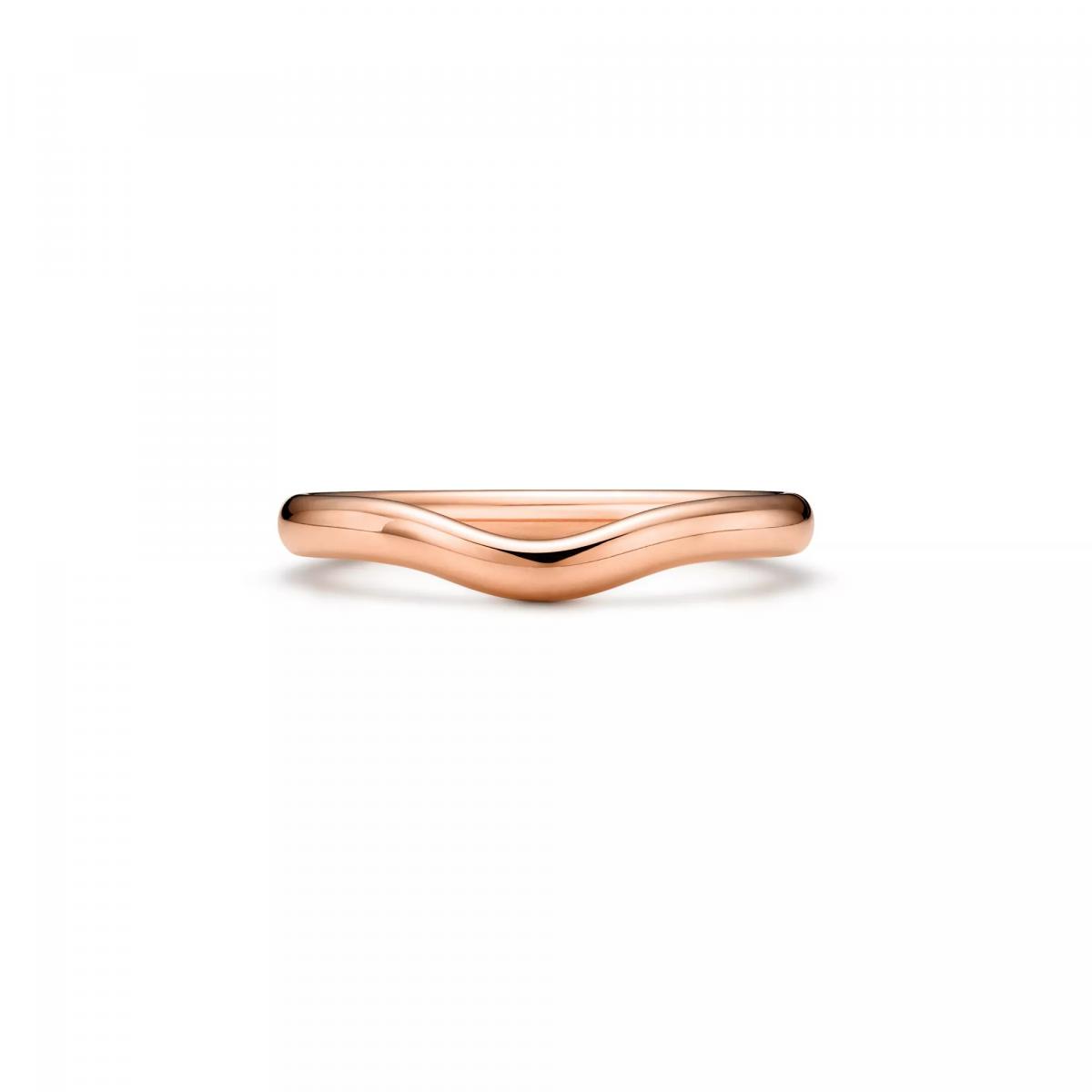 Tiffany & Co. 的 Elsa Peretti® 戒指，以其標誌性的流線設計著稱。2毫米寬的玫瑰金戒圈，以波浪弧線勾勒出自然曲度，像是在肌膚上描繪出一抹柔光。這種極簡設計卻蘊含力量，呼應珠寶設計師對女性自信與自由的理解。它不僅適合作為婚戒，單獨佩戴時也能展現優雅的現代感。這是屬於都會女性的象徵——溫柔，但不失堅定。