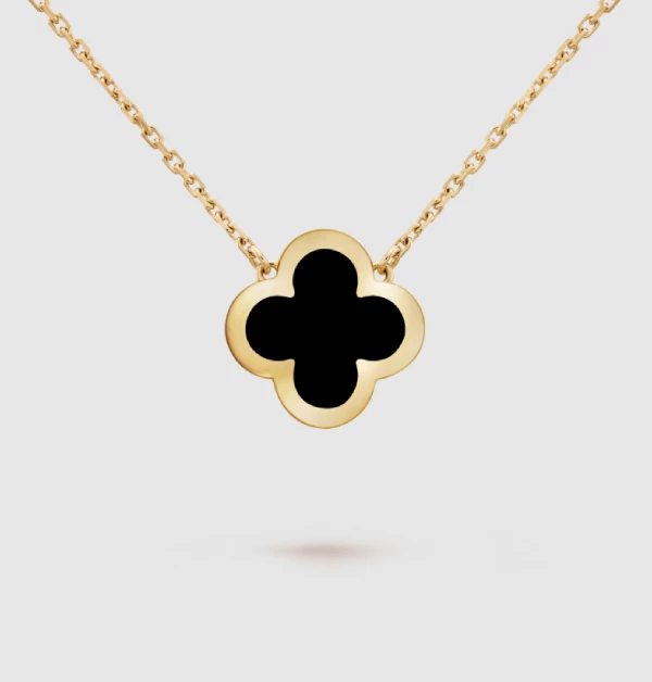 黑瑪瑙以其深邃且純淨的黑色調著稱，在 18K 黃金的映襯下，展現出極致的現代感與霸氣。這種簡約而強烈的對比，讓它成為如李政厚...等運動員與時尚指標們心目中的必備幸運單品。