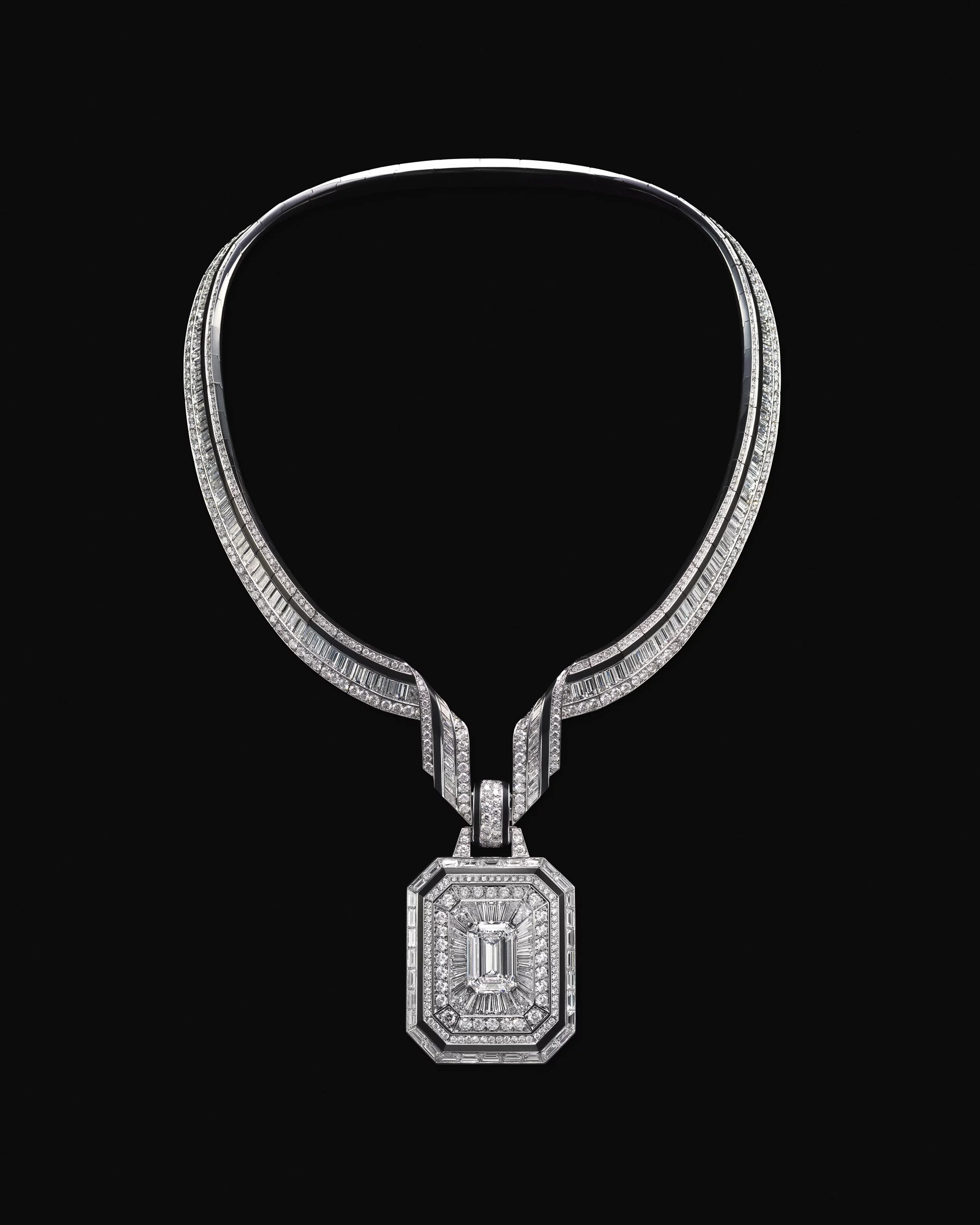 十九世紀末，巴黎和平街（rue de la Paix）匯聚了眾多珠寶與時裝品牌，這條繁忙街道一路延伸，通往當時仍顯靜謐的住宅廣場──Place Vendôme 芳登廣場。這裡是巴黎時髦仕女每日往返杜樂麗花園（Jardin des Tuileries）的必經之路。也因此，當多數商人仍選擇在人潮最密集的街區設點時，寶詩龍先生卻在這條動線與光線交會之處，看見了不同於眾人的可能。1893年，他率先進駐芳登廣場26號。此處一整日灑落的自然光，讓櫥窗中的珍貴寶石得以在無需修飾的狀態下，展現最真實的光彩。這個極具前瞻性的選擇，後來成為高級珠寶產業的關鍵轉折，眾多品牌相繼進駐，也讓芳登廣場逐步成為頂級奢侈的象徵。今年的首件作品〈The Address〉，正是對這個歷史性決定的當代回望。項鍊輪廓取自芳登廣場標誌性的八角形結構，白金與鑽石的單色純粹，對比深邃黑色漆面，彷彿將建築的理性秩序，轉化為一件可隨身體起伏的珠寶作品。它看似冷靜，卻擁有高度柔軟的佩戴結構，而這正是世家一貫的美學理念：在理性與感性之間，取得恰到好處的平衡。