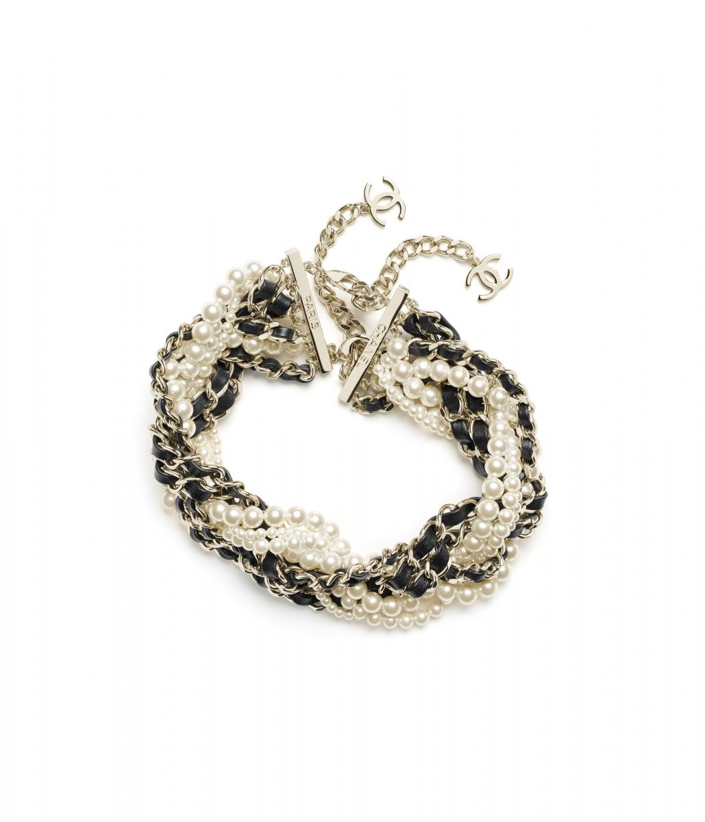 延續皮穿鍊以及珍珠交織的設計手法，這款短項鍊以類似頸鍊的形式呈現，在皮革材質的運用下，讓整體擁有個性的搖滾氣息。