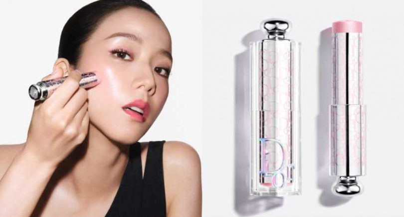 全球時尚指標智秀（Jisoo）私下與拍攝最愛使用的色號就是 「001 粉紅泡泡」，能讓你的雙頰折射出宛如初戀般、不過度飽和的純欲感發光氣色。（圖／品牌提供）