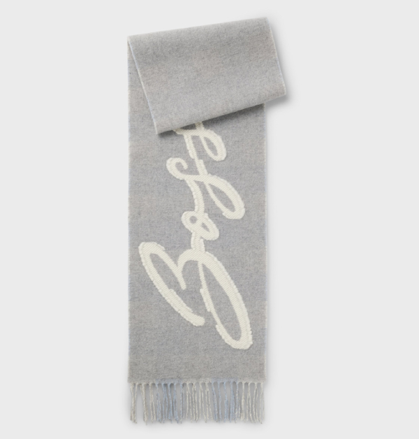 這款Boss中性圍巾，來自以精湛工藝聞的義大利工坊製作，雙面設計非常實用，一面是經典格紋，另一面則印有品牌名的Logo標誌，低調又有質感。