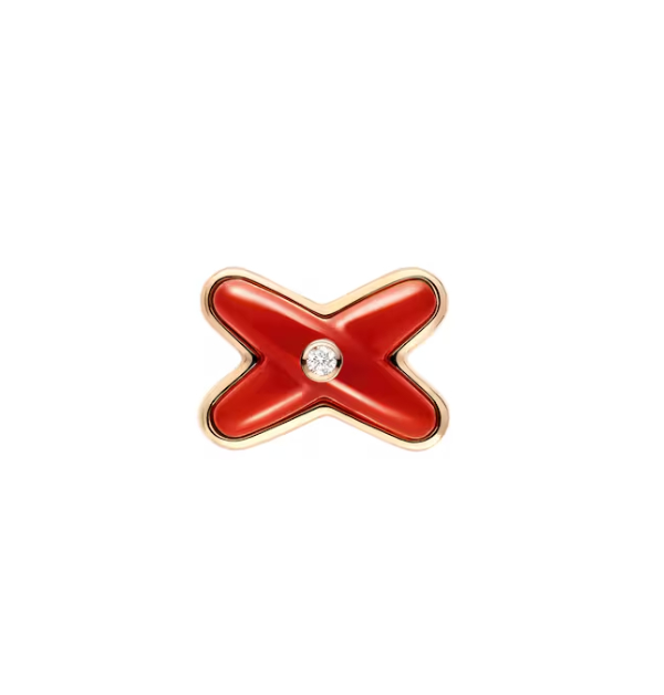 個人非常喜歡Chaumet「Jeux de Liens」系列，對於情感連結的設計隱喻，然後用非常現代感的手法，重新定義。其最出名的標誌性「✕型」連結設計，就像是牽繫起兩人命運的紅線一樣，緊密而不可分割。