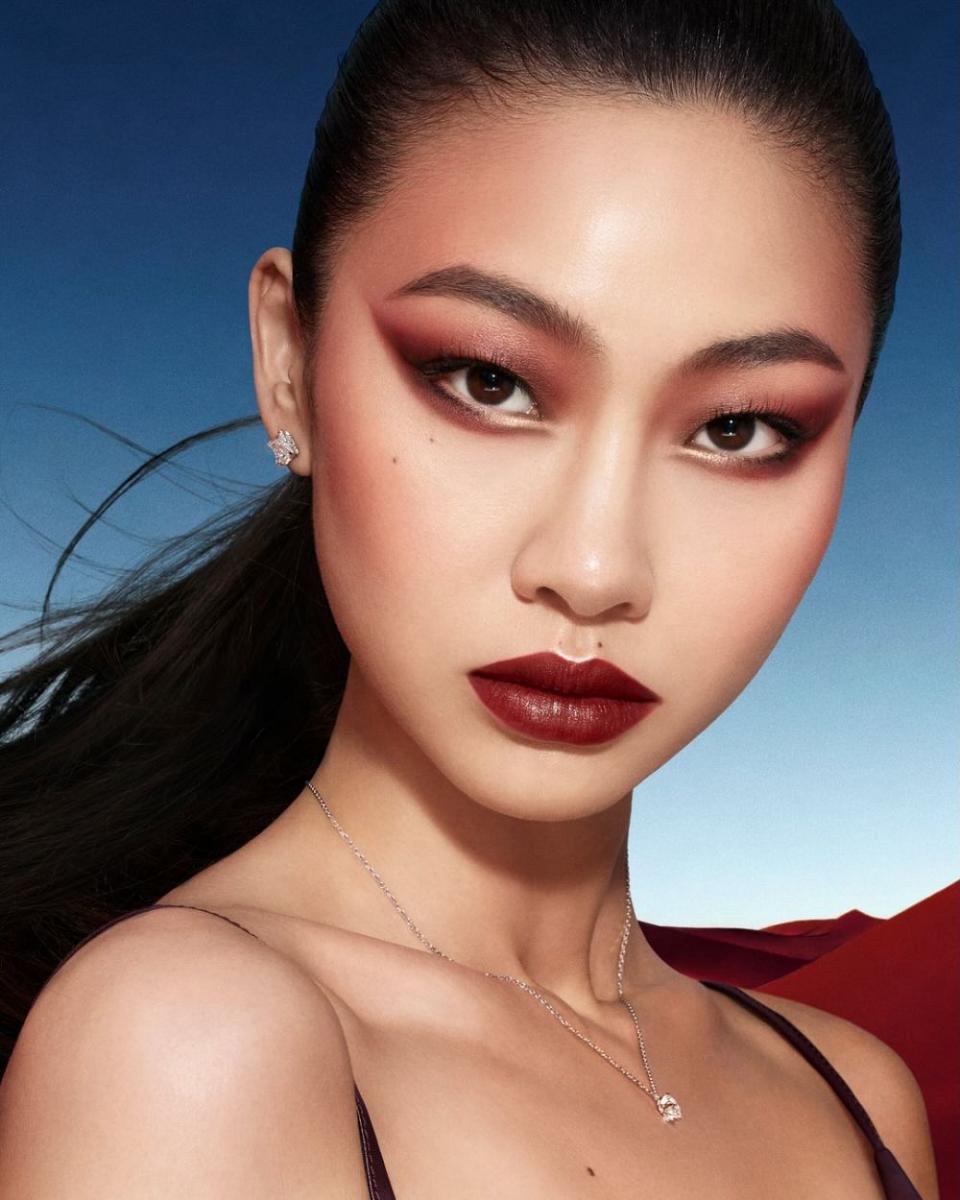 尤其是，在高端美妝市場競爭日益激烈的當下，從普拉達（Prada）、愛馬仕（Hermès）、古馳（Gucci），到路易威登（Louis Vuitton），各大奢侈品牌紛紛搶攻全球香氛與美妝市場。巴黎世家透過這場經典香水的復刻與重新上架，不僅展現對品牌歷史的敬意，也是一場兼具策略、情感與文化深度的佈局。