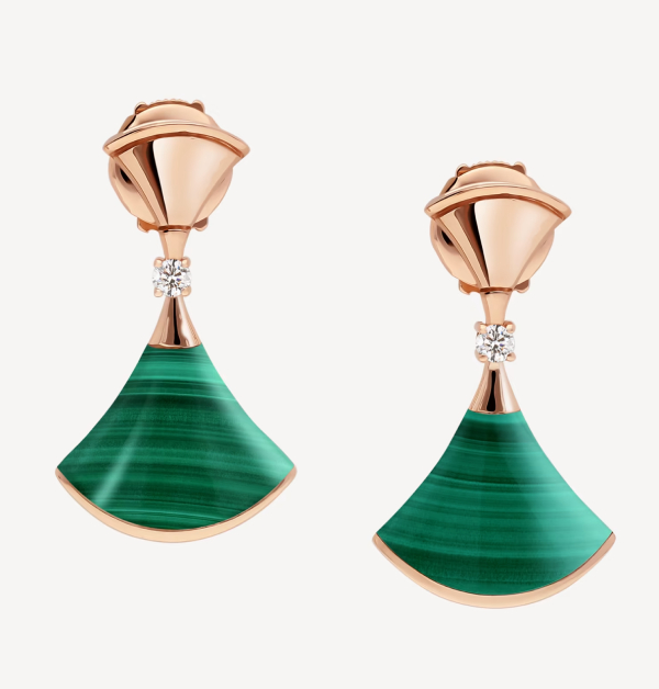 經典的「Divas' Dream」系列扇形耳環，完美體現義大利式的優雅與自信。其標誌性的扇形設計，源自古羅馬卡拉卡拉浴場馬賽克地面的經典紋樣，象徵著歷史底蘊與永恆美學。