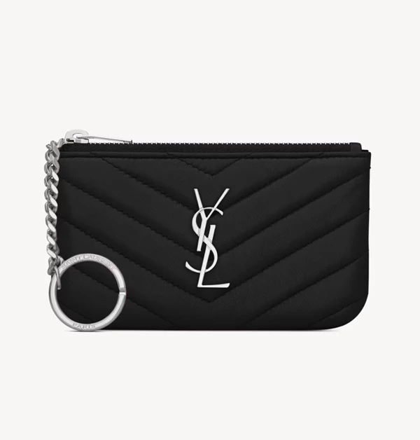 零錢包身，正中央鑲嵌著品牌最具標誌性的金屬YSL字樣，搭配上精緻的V型絎縫皮革紋路，讓整款單品皆散發出無可忽視的高級質感。黑色柔軟皮質與亮眼金屬Logo的對比，既有洗鍊的帥氣感，又不失成熟優雅。我相信，媽媽只要拿出這款點綴著顯眼Logo的零錢包示人，不論是獨自出門買菜或是與姊妹下午茶，論氣勢及品味，絕對都不會輸的啦！（商品價格約：NTD 13,600）