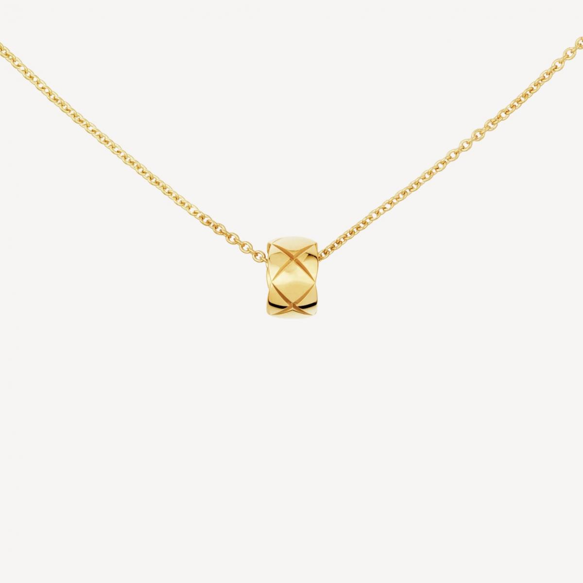 Coco Crush 將1955年誕生的經典菱格紋濃縮在一枚小小的金色戒環裡。雕刻切線營造出柔中帶剛的立體光影，像把熟悉的皮革觸感以金屬方式重新演繹。這款項鍊能自由調整長度，無論搭配高領、V 領或圓領都能完美貼合，是最適合層疊佩戴的 Chanel 珠寶之一。它沒有繁複細節，卻一眼可辨；沒有華麗符號，卻極度時髦。這系列適合喜歡簡潔線條、有品味卻不張揚的女性。它的魅力在於冷靜與優雅的平衡，就像香奈兒女士一向給人的印象：強大、自在、獨立。