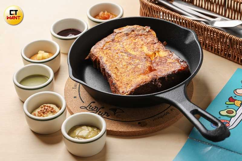 「輪輪の招牌抹醬法式吐司」可挑選2款抹醬，目前以鹽昆布松露奶油、蕎麥味噌奶油乳酪與京都抹茶乳酪醬最受歡迎。（280元，圖／林士傑攝）