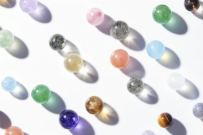 選好了你的命定顏色，接下來就是要把這股能量實體化，透過「隨身佩戴」的細緻與「居家佈置」的穩定，能全方位校正 2026 的磁場，讓好運自然隨行。雖然水晶顏色能提供大方向的幫助，但每個人的能量缺口其實大不相同。