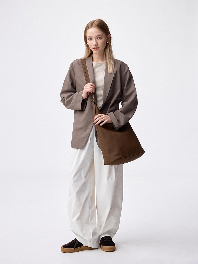 GU「2way新月包」最大的亮點之一，就是可肩背、可斜背的雙用設計，隨附的長背帶能自由調整長度，能快速切換風格。