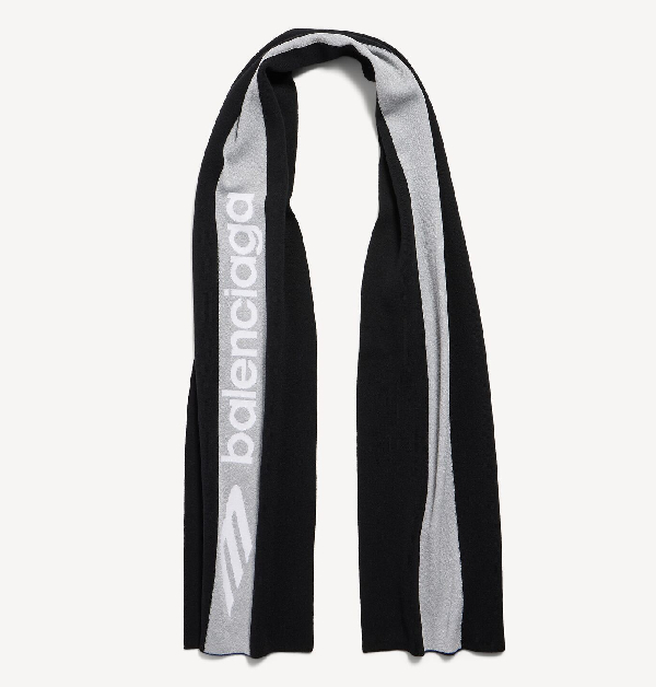 運動感十足的Balenciaga條紋圍巾，以黑白配色呈現，採用羊毛混紡材質製作，結合運動風格針織工藝，兼具保暖與休閒感。