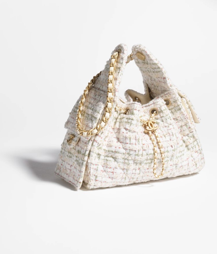 這款 Chanel 25 同樣源自於本次杭州工坊系列大秀，品牌工匠將其標誌性布料以細膩的織紋及色彩呈現，在搭配上交織的稜格紋絎縫，呈現出雅緻的外型。