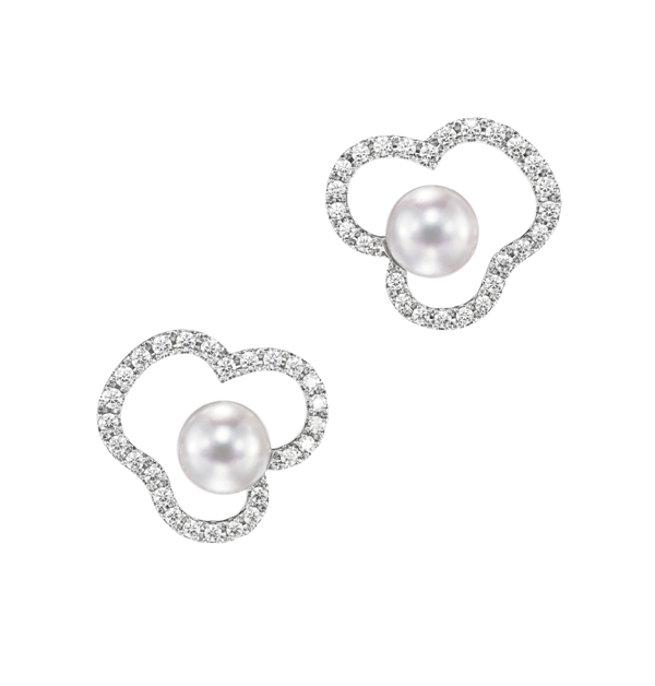 林志玲照片中所配戴的Tasaki「Chants」耳環，以花瓣鏤空的花朵造型，藉此呼應與大自然的靈感。