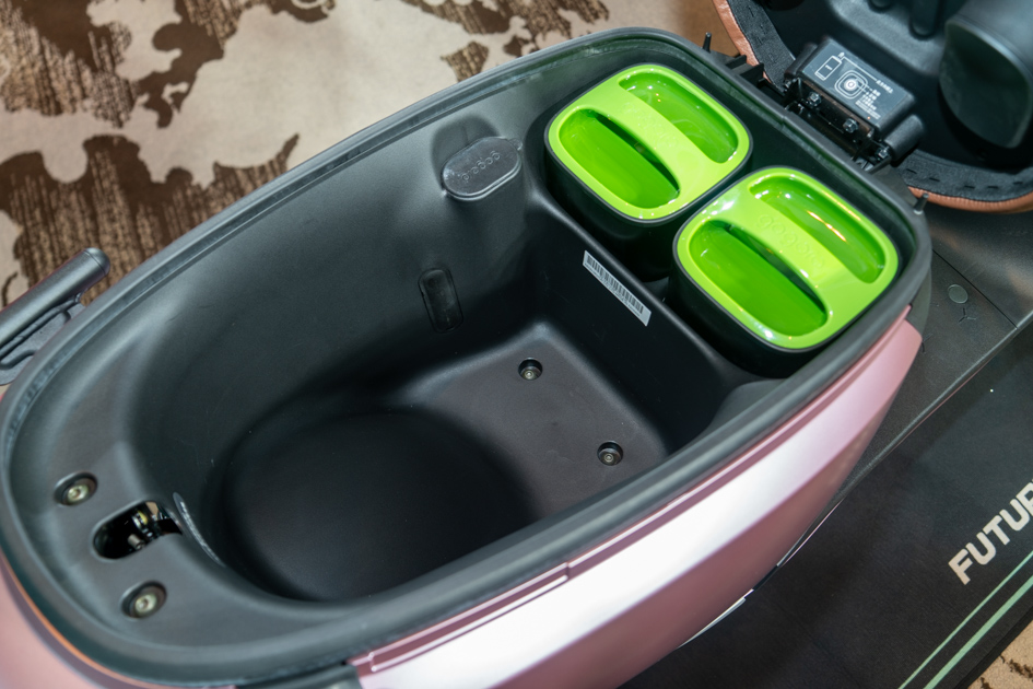 車廂在放入兩顆 Gogoro 電池後仍有不錯的空間