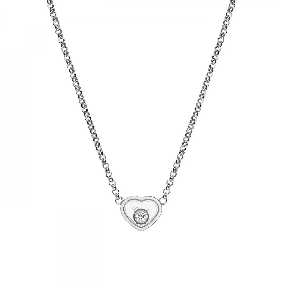 Chopard 的 My Happy Hearts 系列以「心」為語言，卻不落入甜美窠臼。透明的心形外框裡，一顆會自由滑動的鑽石像小宇宙般在胸前閃爍，那種靈動感，是 Chopard 最標誌性的浪漫。18K白金讓整體氣質更俐落、耐看，可單獨佩戴，也能與其他鍊條疊戴，營造層次。這款項鍊的氛圍，是那種「對生活保持柔軟、對自己保持善意」的感覺——就像每天都給自己一顆小小的快樂之心。適合想要擁有第一件能陪伴日常的精品珠寶的人。