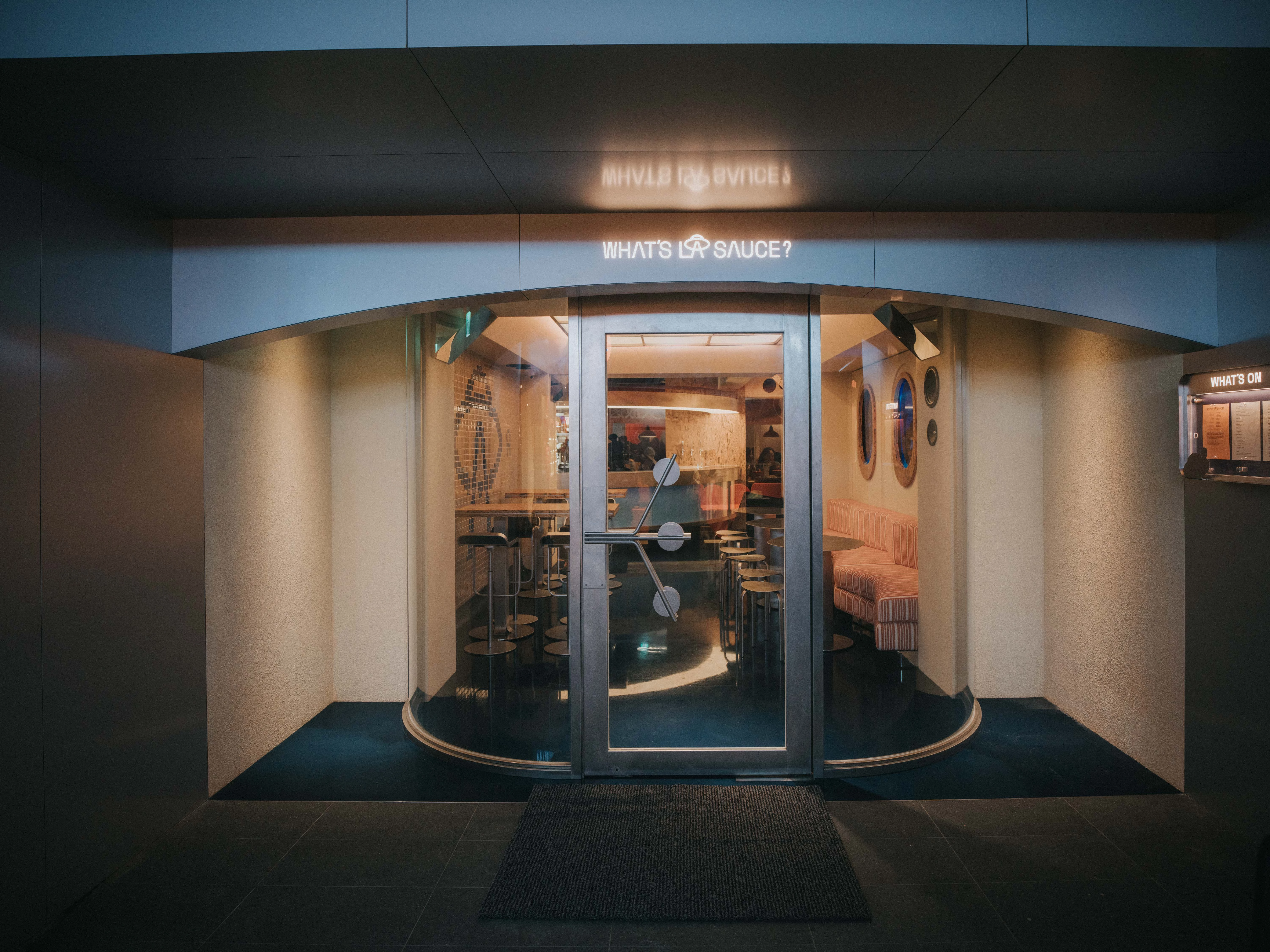 2026 年初正式進駐松菸的「WHAT’S LA SAUCE?」，將洛杉磯飲食文化與台灣在地味覺大膽融合，打造一間以「醬料」為核心概念的餐酒館。空間設計揉合現代美式與都會感，吧台與長桌配置，模糊了餐廳與社交場域的界線。